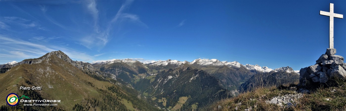 67 Spettacolare vista panoramica dalla vetta del Pizzo Badile (2044 m) verso le alte cime orobiche brembane.jpg